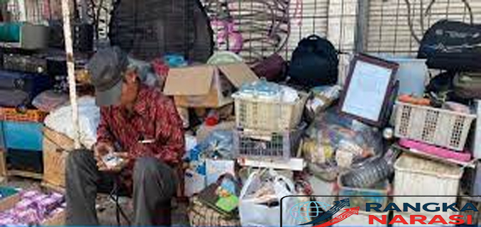 Cerita Pedagang Pasar Loak Barangnya Sampai Diburu Buat Properti Film