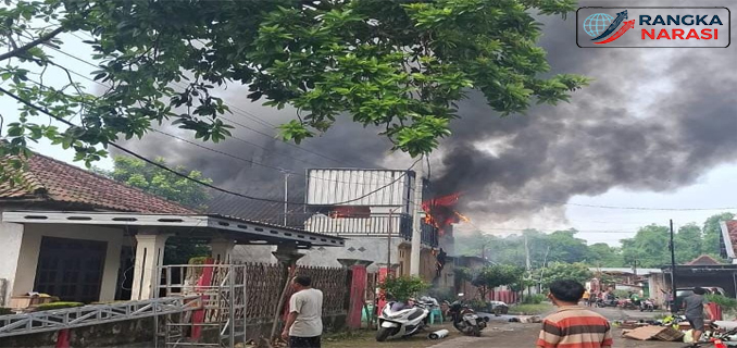 Kebakaran Home Industri Sepatu di Mojokerto, Satu Karyawan Terluka